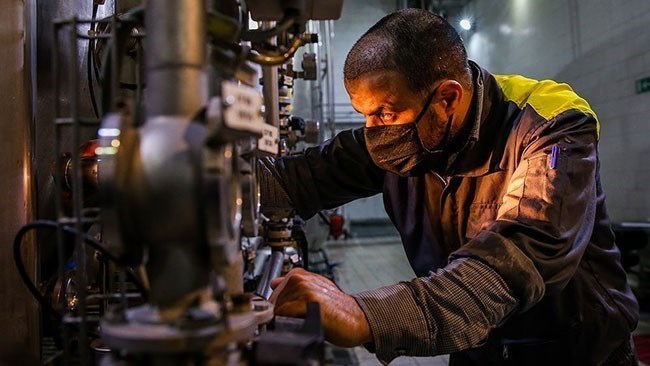 قال مسؤول کبیر فی قطاع الطاقة یوم الاثنین إن إیران علقت عملیات قطع الکهرباء المخطط لها لقطاعها الصناعی بعد ارتفاع طفیف فی درجات الحرارة وتحسن إمدادات الغاز الطبیعی لمحطات تولید الطاقة.