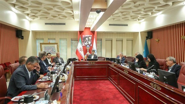 أکّد أمیر کِشانی، رئیس غرفة تجارة أصفهان، على ضرورة إعطاء الأولویة للقطاع الخاص، وجعل الاقتصاد أکثر شعبیة، والتقلیل من تدخّل الحکومة، موضحاً أن تبنّی هذا النهج من شأنه أن یعزّز الاقتصاد الوطنی الإیرانی.