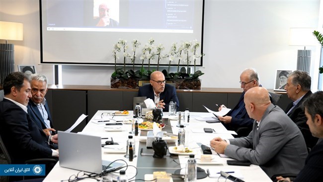 عُقِدَت الجلسةُ الخاصّة للعلاقات الدولیّة فی غرفة التجارة الإیرانیّة، وقد تمحورت حول تنظیم دور الغرفة وتعزیز فاعلیّتها فی الساحة الدولیّة فی ظلّ ظروف الحرب المفروضة.