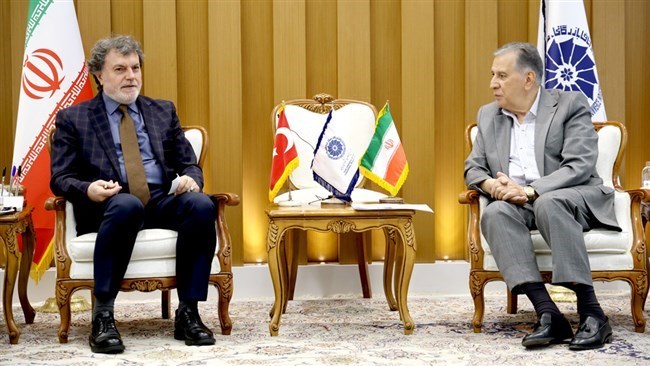قال رئیس غرفة التجارة الإیرانیة یوم الأحد إنه ینبغی على إیران وترکیا توسیع حجم التبادل التجاری بینهما إلى 30 ملیار دولار، مشیراً إلى العلاقات الوثیقة والفرص الکبیرة للتعاون الصناعی والتجاری بین البلدین الجارین.