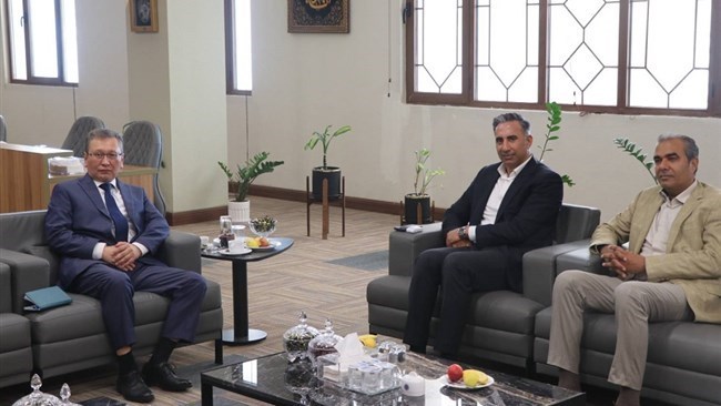 قال مسؤولون خلال اجتماع بین القنصل العام لکازاخستان وأعضاء مجلس إدارة غرفة تجارة بندر عباس إن محافظة هرمزجان لدیها القدرة على أن تصبح مرکزاً للتعاون الاقتصادی بین إیران وآسیا الوسطى.