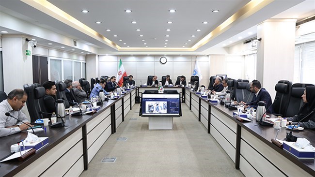 عقدت لجنة تنمیة الصادرات غیر النفطیة التابعة لغرفة التجارة الإیرانیة اجتماعاً رکز على تقییم وضع التجارة الخارجیة للبلاد والتحدیات التی تواجه المصدرین، حیث قام الأعضاء بتفصیل مشاکلهم واقتراح حلول لتسهیل العملیات.