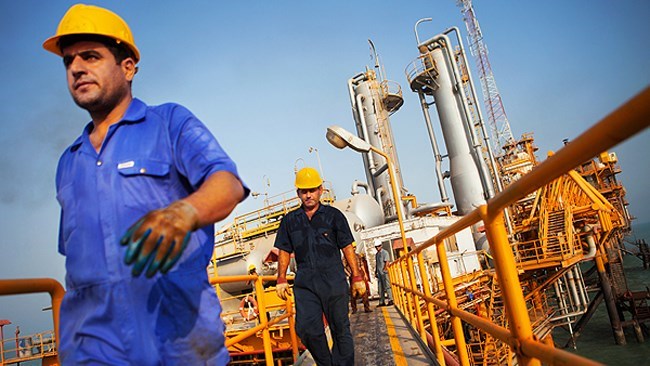 بحسب رئیس شرکة النفط الوطنیة الإیرانیة، تعتزم شرکته زیادة الطاقة الإنتاجیة للنفط فی البلاد إلى مستوى ما قبل العقوبات أو أربعة ملایین برمیل بنهایة العام الجاری.