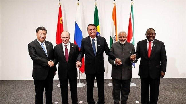 قال رئیس البرلمان الإیرانی، إنه بعد عضویتها الأخیرة فی مجموعة البریکس للاقتصادات الناشئة، تستکشف إیران إمکانیة اعتماد نظام الاتصالات المصرفیة الإلکترونیة للمجموعة، "BRICS PAY"، کبدیل لنظام سویفت.