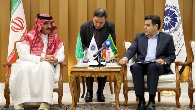 قال سفیر السعودیة المعین حدیثا لدى إیران، عبد الله بن سعود العنزی، إن السفارة تحاول تشکیل مجلس أعلى من رجال الأعمال الإیرانیین والسعودیین.