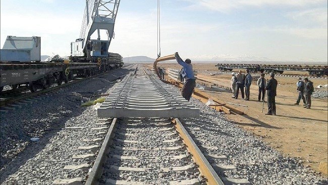 أعلن وزیر الطرق والتنمیة الحضریة الإیرانی عن الاتفاق على بدء خدمة نقل الرکاب بین البلدین إیران والعراق.